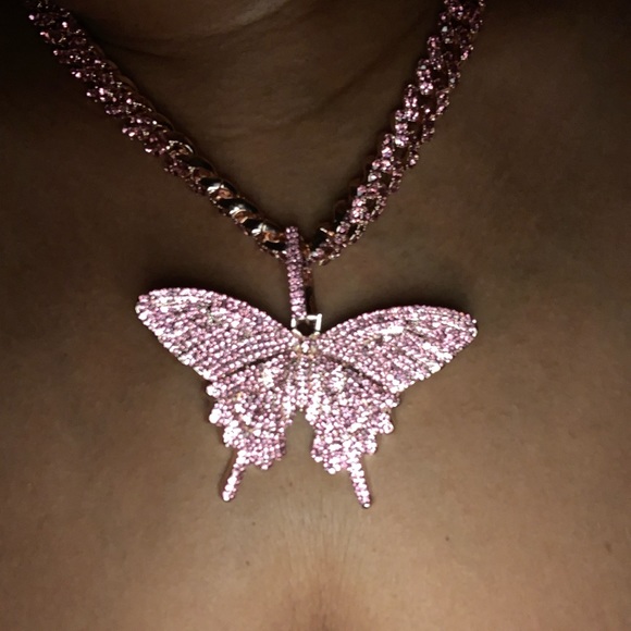 Cuban link Necklace with butterfly pendant - Picture 9 of 9